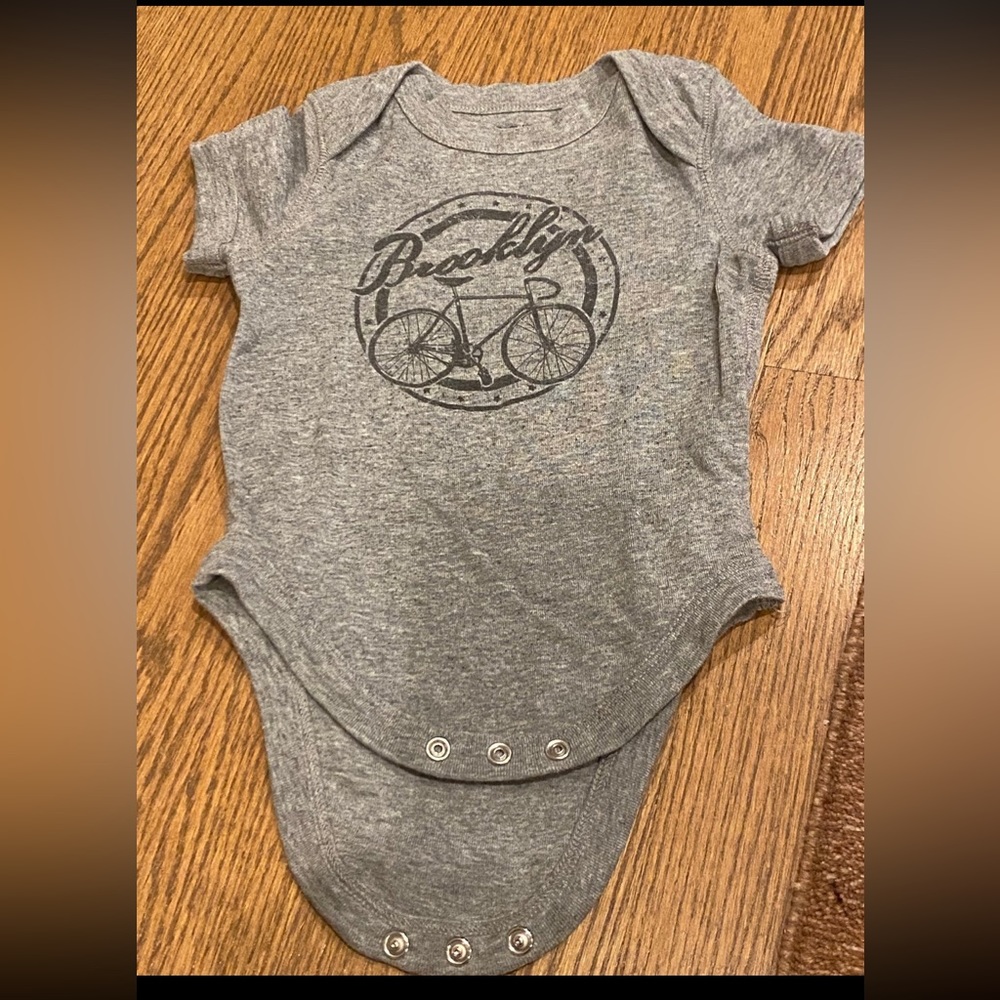 Brooklyn Industries Cool Gender Neutral Short Sleeve Onesie 12-18m